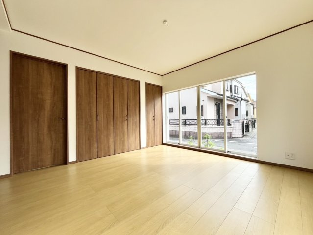 加須市不動岡 1期 リフォーム物件の居間・リビング|〇洋室　8帖〇
大きな窓から明るい日差しが差し込みます♪
2026年10月撮影