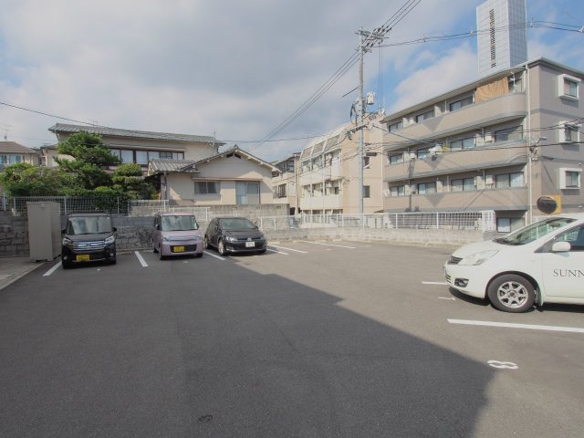ヴェルモンドの駐車場