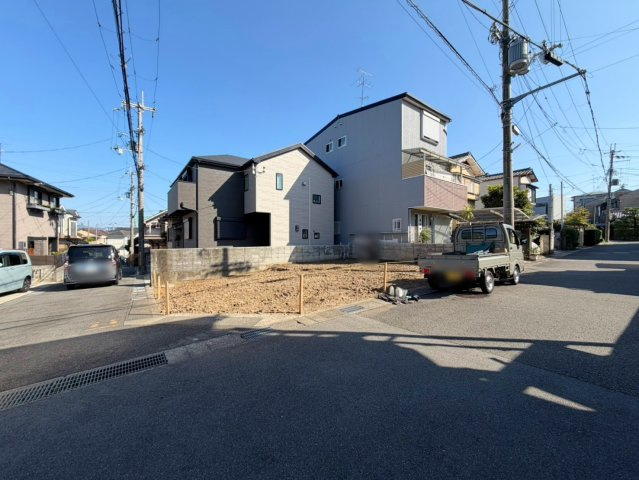寺戸町西野辺　建築条件無し土地の前面道路含む現地写真