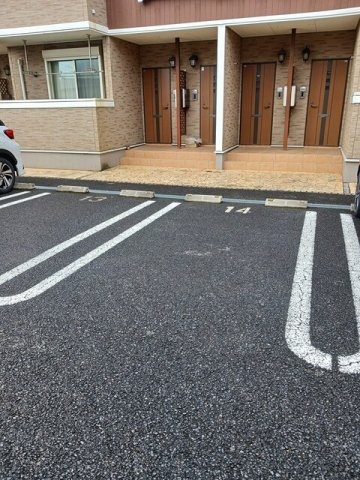 クラベール参番館の駐車場