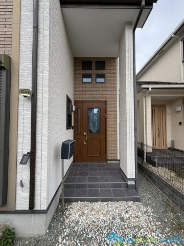 秦野市東田原　中古戸建の玄関