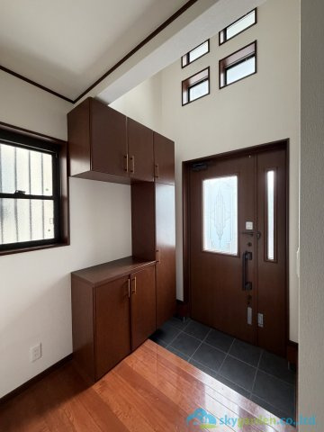 秦野市東田原　中古戸建の玄関