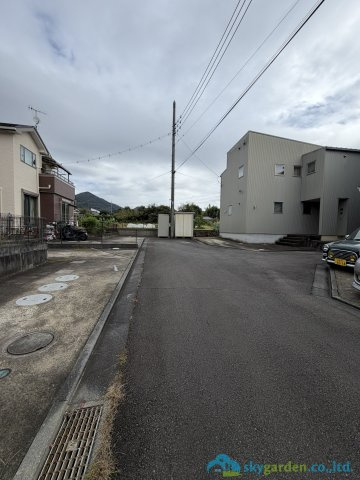 秦野市東田原　中古戸建の前面道路含む現地写真
