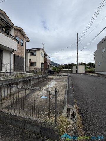 秦野市東田原　中古戸建の前面道路含む現地写真