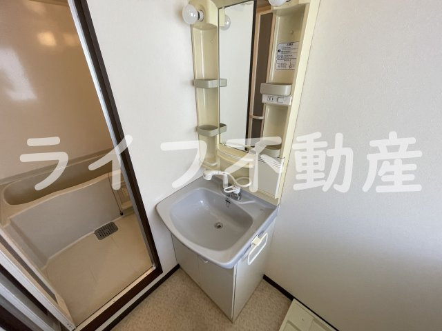 エイチ・ツー・オー新町Ⅰの独立洗面台|独立洗面台、小物を置くことができて便利です