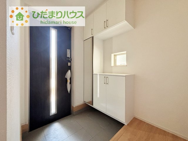 【玄関】 | つくばみらい市富士見ヶ丘３丁目26番　新築戸建　B号棟 | 毎日「行ってきます」「ただいま」をいう玄関は明るく光が差し込みます♪
