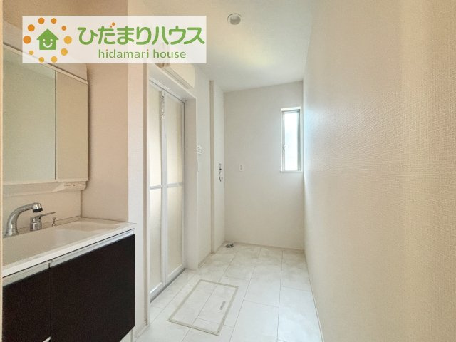 【独立洗面台】 | つくばみらい市富士見ヶ丘３丁目26番　新築戸建　B号棟 | ゆったりとした洗面所で、忙しい朝の支度もストレスなくできますね♪
