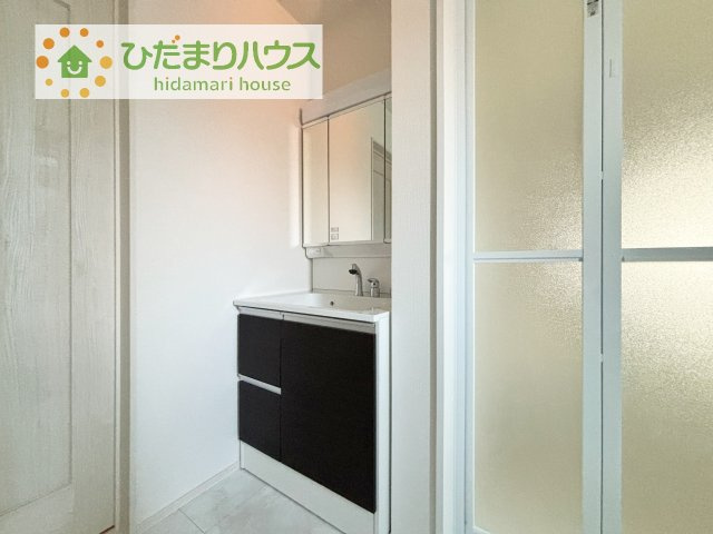 【独立洗面台】 | つくばみらい市富士見ヶ丘３丁目26番　新築戸建　B号棟 | 三面鏡の大きな鏡は憧れます(^^♪
鏡の後ろは収納となっていて、細かいものでも収納できるのでスッキリと整理できます！