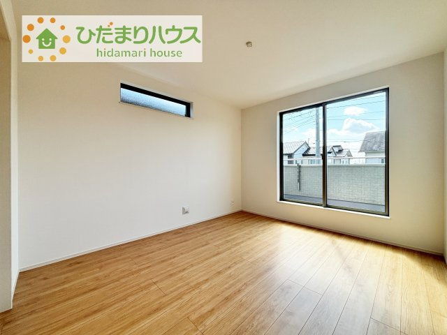 【寝室】 | つくばみらい市富士見ヶ丘３丁目26番　新築戸建　B号棟 | 広めの主寝室は、ベッドの他にもパソコンデスクやドレッサーなども置けちゃいます(*^-^*)