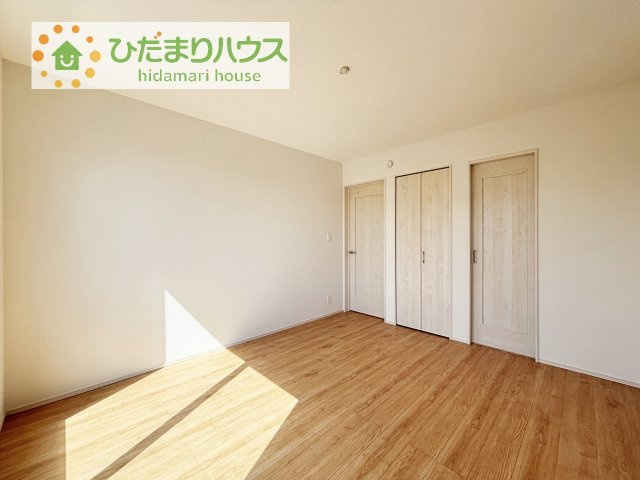【寝室】 | つくばみらい市富士見ヶ丘３丁目26番　新築戸建　B号棟 | 大きなベッドを置いても余裕の広さの主寝室♪