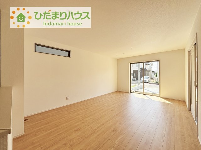 【居間・リビング】 | つくばみらい市富士見ヶ丘３丁目26番　新築戸建　B号棟 | お子様が元気に遊べる広々としたリビングです！