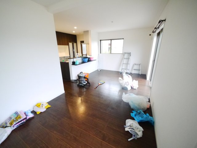 八街市朝日　中古戸建の居間・リビング|令和5年3月築敷地約66坪オール電化 太陽光発電パネル駐車4台分スペーススーパーカスミ徒歩約16分 
