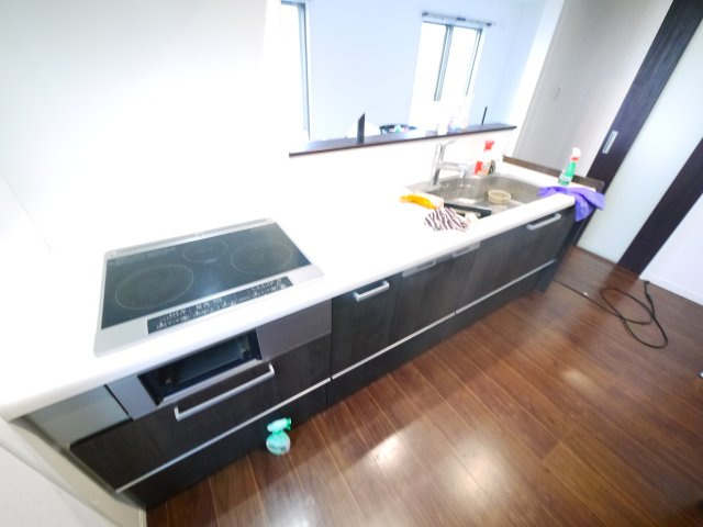 八街市朝日　中古戸建のキッチン|令和5年3月築敷地約66坪オール電化 太陽光発電パネル駐車4台分スペーススーパーカスミ徒歩約16分 