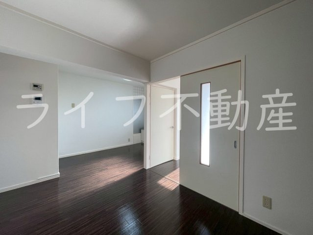 石切パークサイドマンションの居間・リビング|こちらのリビングで趣味の時間をお楽しみください