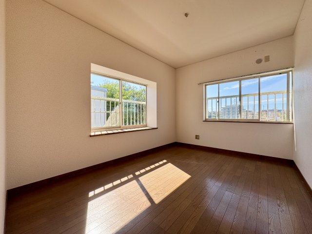 中央区 蜆塚町の洋室|2階 階段上がってつきあたりの洋室になります。二面採光で明るく、こちらの洋室もお子様のお部屋にピッタリですよ♫