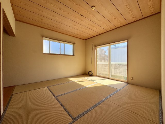 中央区 蜆塚町の和室|2階 広々した和室になります。とても明るい空間で主寝室として活用していただけます。