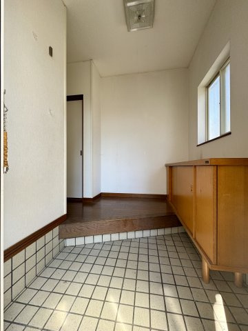 中央区 蜆塚町の玄関|一歩中へ入ると明るい玄関。シューズBOXもあり、いつでもスッキリした玄関が保てます！
