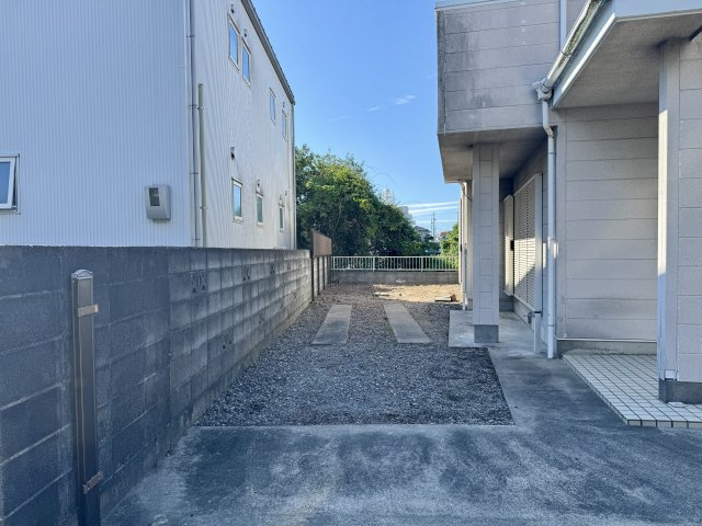 中央区 蜆塚町のその他|物件入口を撮影しました。駐車スペースや庭に続く通路になっております。（縦列２台以上可車種による）