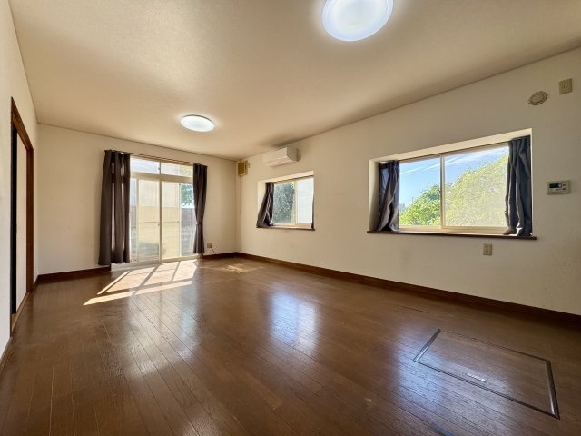 中央区 蜆塚町の居間・リビング|広々としたリビングは日差しも沢山入りとても明るく、家族がのびのびと過ごせる空間です♪