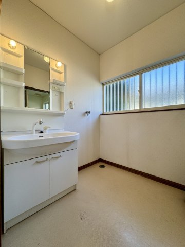 中央区 蜆塚町の洗面所|洗面室も広々！お子様と一緒に身支度しても圧迫感を感じません！窓もあり明るく、換気も十分できますよ！
