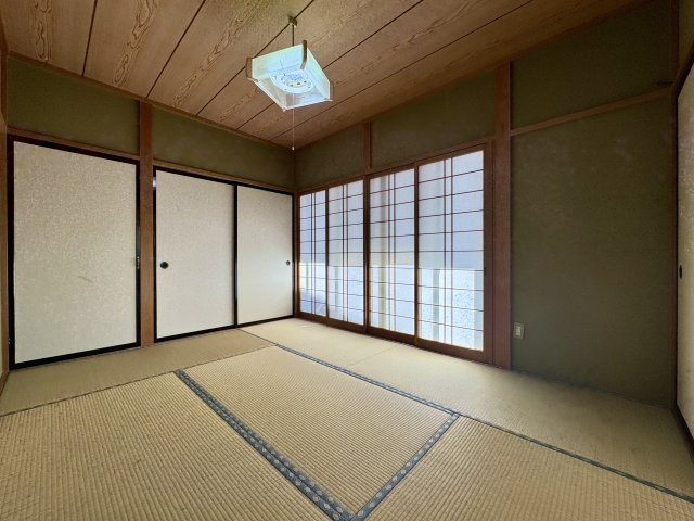 中央区 蜆塚町の和室|落ち着いた雰囲気の広々和室。来客用のお部屋にピッタリ！障子を開ければ明るい陽射しが入ります。

