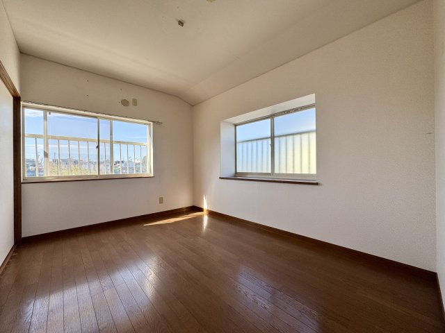 中央区 蜆塚町の洋室|2階 階段上がってすぐの洋室になります。二面採光で明るく、お子様のお部屋にピッタリですよ♪