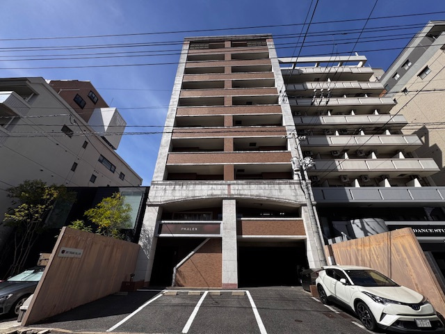 PHALEXの外観|タイル張りの10階建てマンション