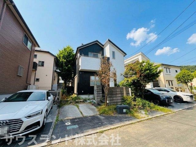 八王子市東中野の外観|青空が広がる静かな住宅街に位置する、2階建ての一軒家です。周囲は落ち着いた環境で、小さなお子様がいるご家庭でも安心して暮らせます。自然光が差し込む明るいお家で、毎日の生活が心地よく送れます。