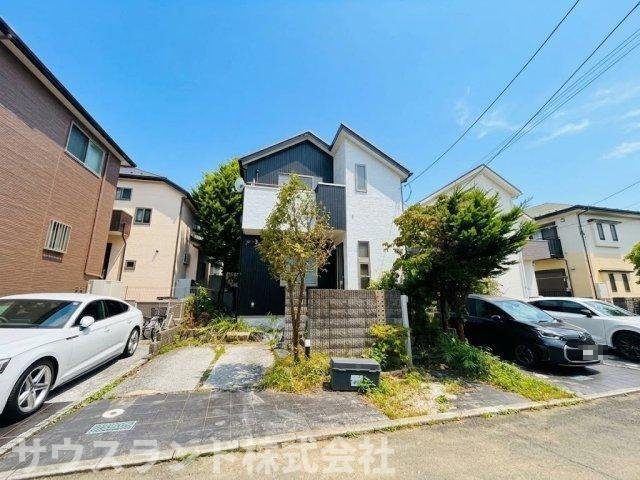 八王子市東中野の外観|白を基調としたシンプルでモダンなデザインの外観は、清潔感があります。飽きのこないデザインで、長く愛着を持って住み続けられます。前面道路も広く、車の出し入れもストレスなく行えます。