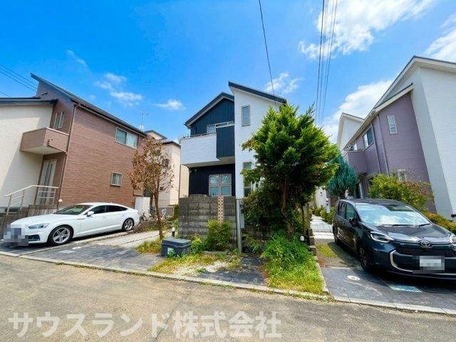 八王子市東中野の外観|玄関横にカースペースがあり、重い荷物を持っての帰宅時も移動が短く楽々です。また、自転車やベビーカーを置くスペースとしても活用できます。毎日のちょっとした不便を解消してくれる設計です。
