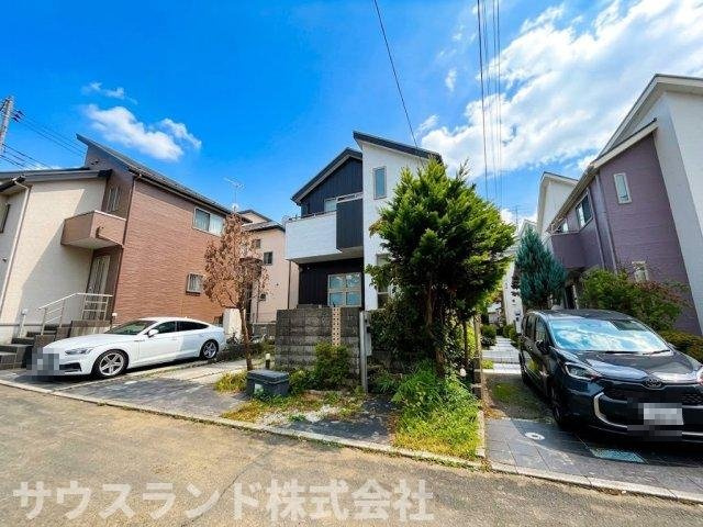 八王子市東中野の外観|外観のアクセントとなる黒い植栽が、お家の印象を引き締めています。周囲の街並みにも溶け込む、落ち着いたデザインです。季節の移ろいを感じながら、穏やかに暮らせる住環境が整っています。