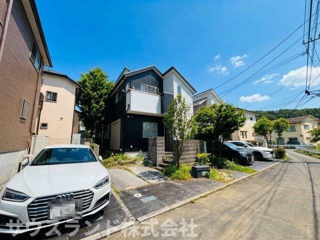 八王子市東中野の外観|メンテナンスもしやすい、しっかりとした造りの外観です。長く安心して住み続けられる、品質の高いお住まい。将来を見据えた、家族全員にとって快適な生活の基盤となる一軒家です。
