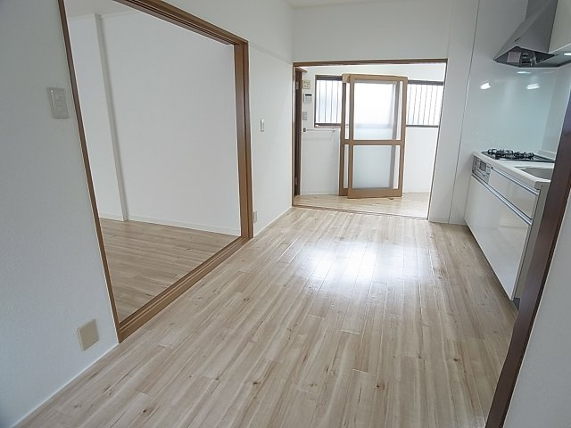 楠谷町貸家のその他|開放感の有る明るい室内