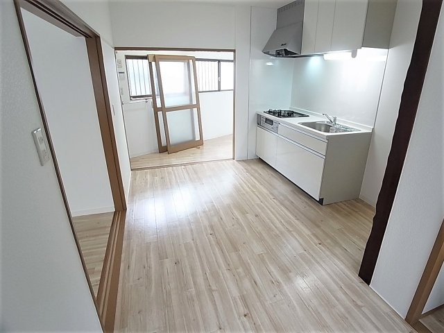 楠谷町貸家の居間・リビング|日当たり良好の綺麗なリノベーション