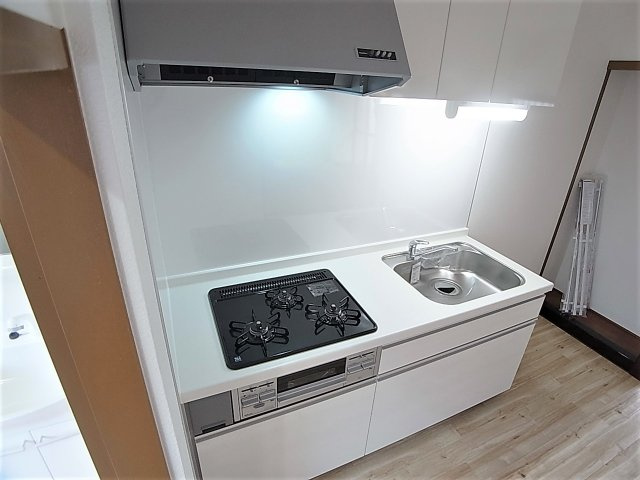 楠谷町貸家のキッチン|システムキッチン、3口ガスコンロ導入