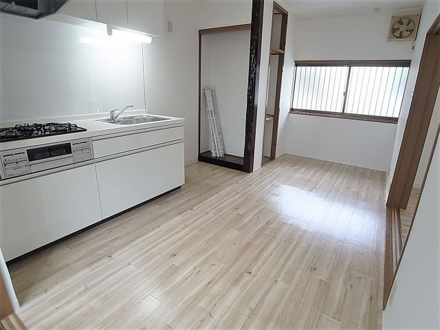 楠谷町貸家の居間・リビング|ダイニングスペースゆったりしてます