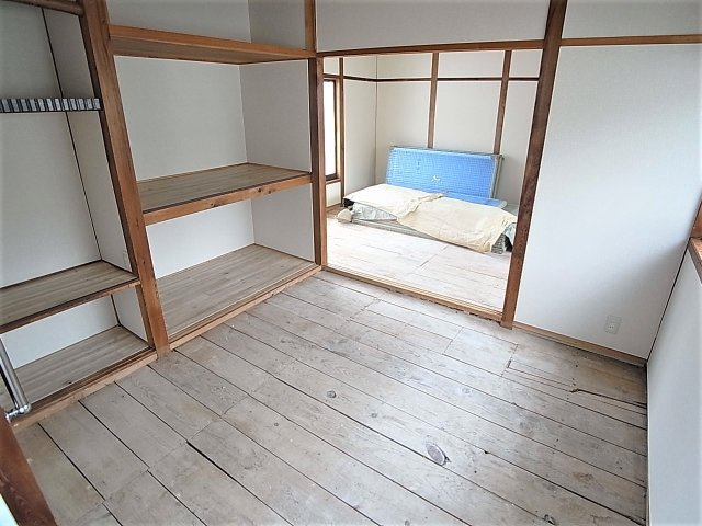楠谷町貸家の洋室|綺麗な畳が入ります