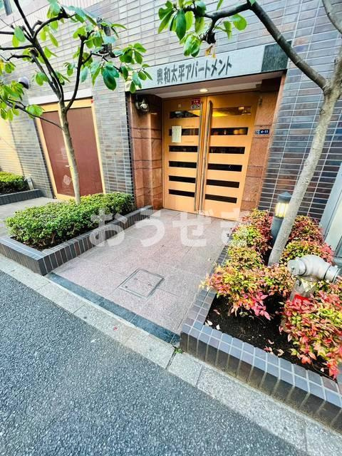 興和太平アパートメントのエントランス