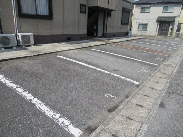 サンパティック御立 A棟の駐車場