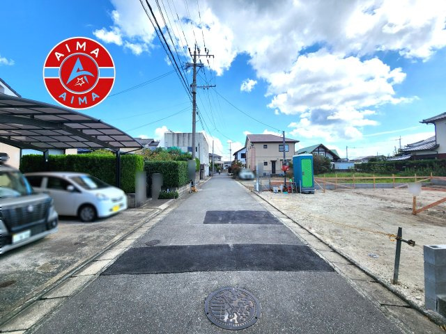 福岡市東区西戸崎5丁目第22-2棟（2号棟）の前面道路含む現地写真|前面道路は閑静な住宅地をはしる車通りの少ない道路。お車の出し入れが苦手なママや小さなお子様にも安心ですね。しっかり舗装もされているので、ベビーカーや自転車で通っても快適に通行できます。