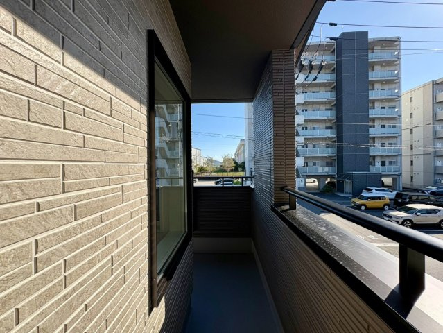 「ヌック付き邸宅」高知市海老ノ丸1号地　新築一戸建てのバルコニー|青空が広がり見晴らし良好。心地よい風が通り抜けます。