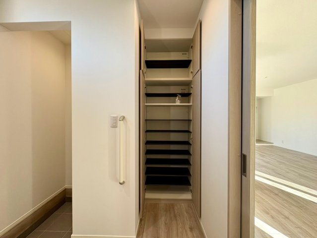 「ヌック付き邸宅」高知市海老ノ丸1号地　新築一戸建ての収納|靴をすっきり大量に収納できるトールタイプのシューズボックス。