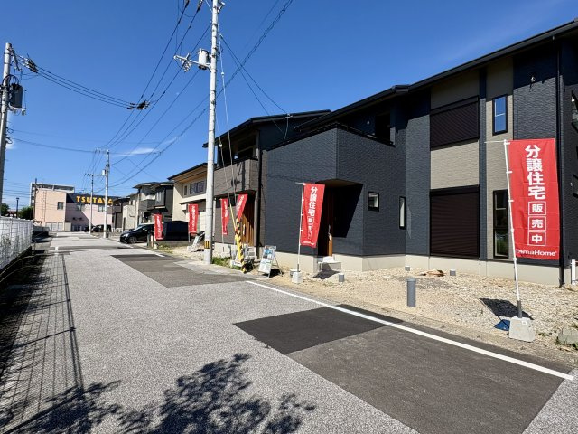 「ヌック付き邸宅」高知市海老ノ丸1号地　新築一戸建ての前面道路含む現地写真|前面道路は見通しが良く、車の出し入れもスムーズに行えます。