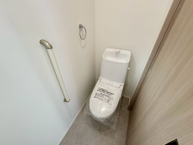 「ヌック付き邸宅」高知市海老ノ丸1号地　新築一戸建てのトイレ|温水洗浄便座を完備した、清潔で落ち着きのあるトイレ空間。
