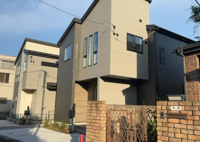 【前面道路含む現地写真】 | 玉川学園新築戸建 | 北西側幅員約4.0mの公道に接道した落ち着いた現地周辺環境です。敷地面積は141.71平米とゆとりがあり、建蔽率40パーセント・容積率80パーセントの第一種低層住居専用地域内で開放的な住環境が整ってい