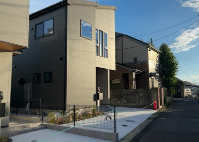 【外観】 | 玉川学園新築戸建 | 小田急小田原線「玉川学園前」駅まで徒歩19分。重厚感と洗練された印象を与える新築戸建の外観です。駐車場は2台分を完備しており、将来のお車の増車や来客時にも余裕を持ってご対応いただける住まいです。