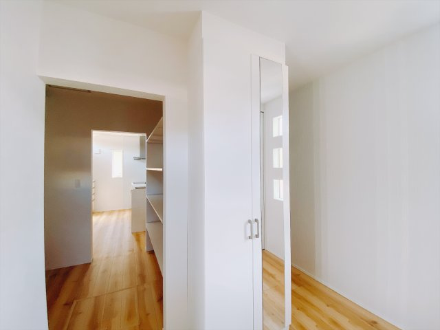 【新築戸建】前橋市荒牧町4丁目の玄関|■玄関｜全身ミラー付き収納もあり、お出かけ前の身だしなみチェックもバッチリです！