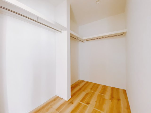 【新築戸建】前橋市荒牧町4丁目の収納|■WIC｜主寝室には夢のウォークインがございます♪お洋服やバッグだけでなく、増えていくお洋服やご家族での思い出の品もしっかりと収納します( ＾＾ 