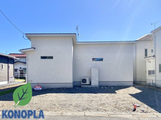【新築戸建】前橋市荒牧町4丁目の外観|■外観｜窓の配置や、爽やかな白ベースの外観が清潔感をもたらします。まっさらなキャンバスのような家にこだわりを彩って…始めよう、あなただけの豊かな暮らし( ＾＾ )