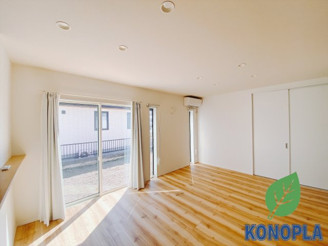 【新築戸建】前橋市荒牧町4丁目の居間・リビング|■リビング｜落ち着きのある表情を見せるリビングダイニング。太陽の光がたっぷり差し込むリビングは、自然とご家族が集まる居心地の良い空間です。